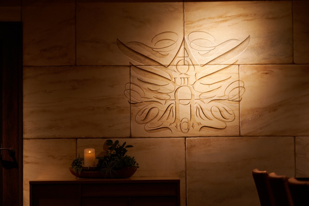 メイン写真：店舗ロゴの記された内観