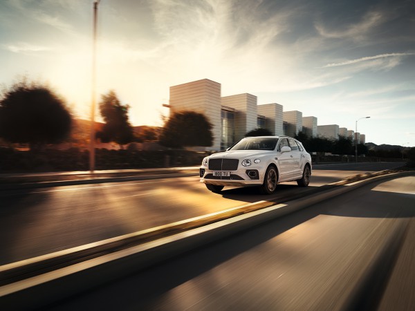 Imagery_Bentayga Hybrid_NEW Bentayga_21MY_New Bentayga 21MY Hybrid dynamic front