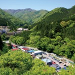 東京からほどよい距離に位置する 花々と名湯の春を旅する