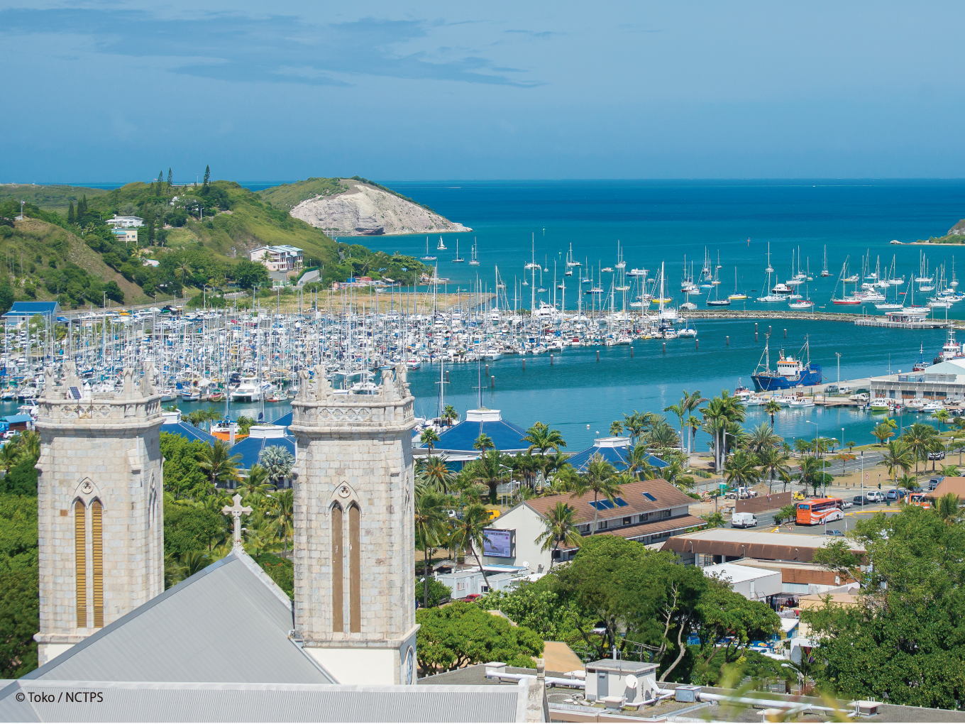 碧い絶景と美しい街並み。南の楽園で夢のひとときを。