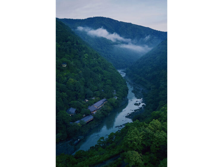 嵐山大堰川のほとりに佇む「水辺の私邸」。