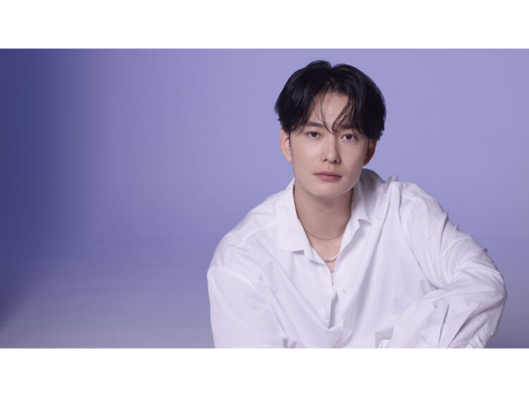 現実と幻想が交錯する奇妙で美しき世界で、人々の孤独と希望を描く。