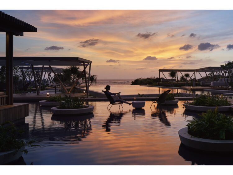 自然海岸に寄り添う、グスクの居館に滞在する。