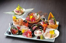 定禅寺通り裏に佇む、寛ぎの日本料理店。 地元食材を使用した逸品で、 大切なおもてなしを彩ろう。