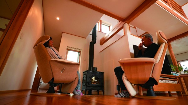 冬も陽だまりの暖かさに包まれる、エアパス工法が生きる無垢材の家