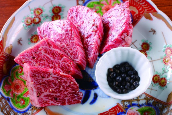 赤身肉の真髄を炭火で味わう 、一期一会の贅沢を